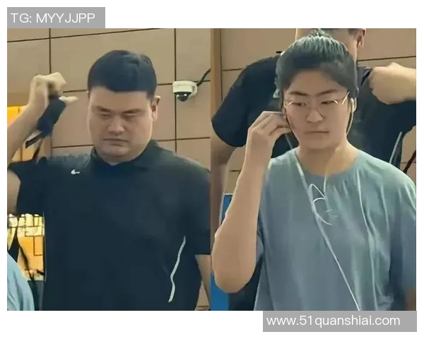 空姐偶遇姚明瞬间感慨身高差距引发的幽默对话与温馨回忆